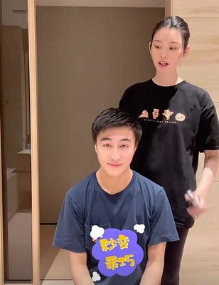 奚梦瑶在家帮老公剃头,肚子凸凸疑怀三胎,身后千万豪宅内景曝光